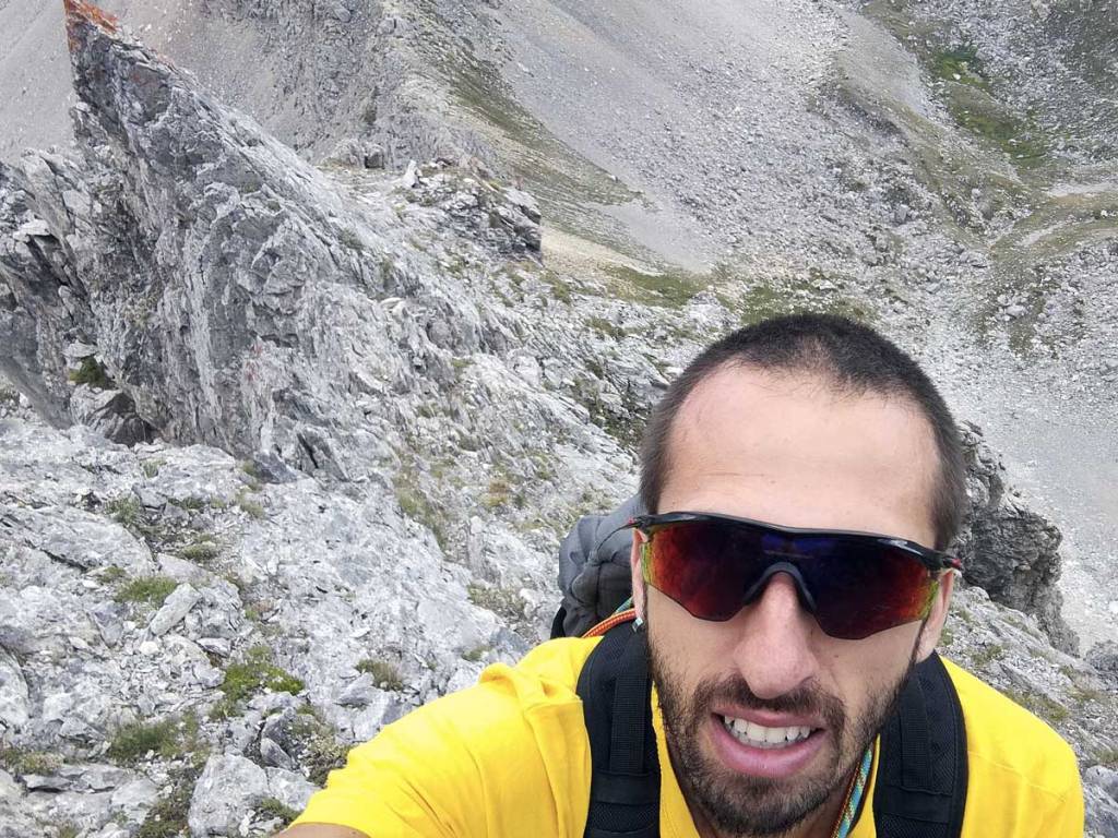 in foto un alpinista nella prima parte della cresta che sale a punta mattirolo
