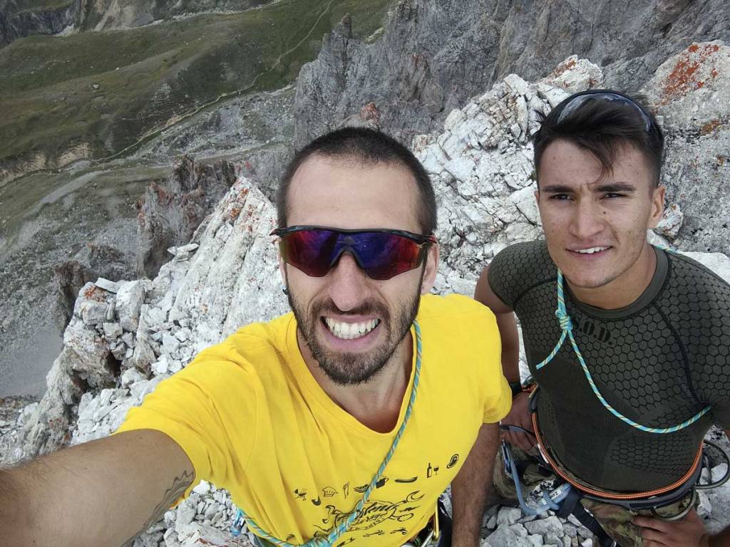 in foto due alpinisti sulla punta mattirolo in piemonte
