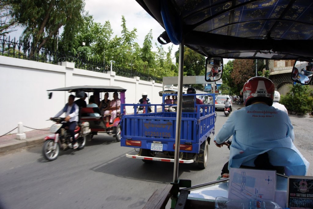 in foto tuk tuk carichi di turisti in cambogia nel traffico di phnom phen