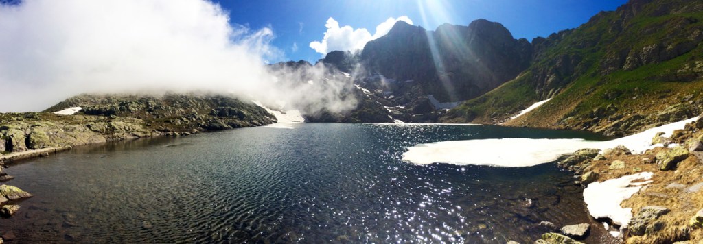 in foto un laghetto di montagna sulle orobie bergamasche