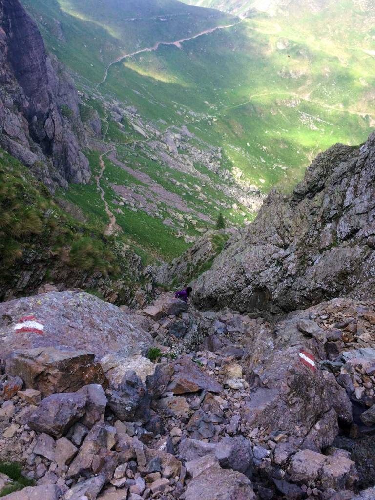 in foto il canalino di roccia che conduce al rifugio cesare benigni