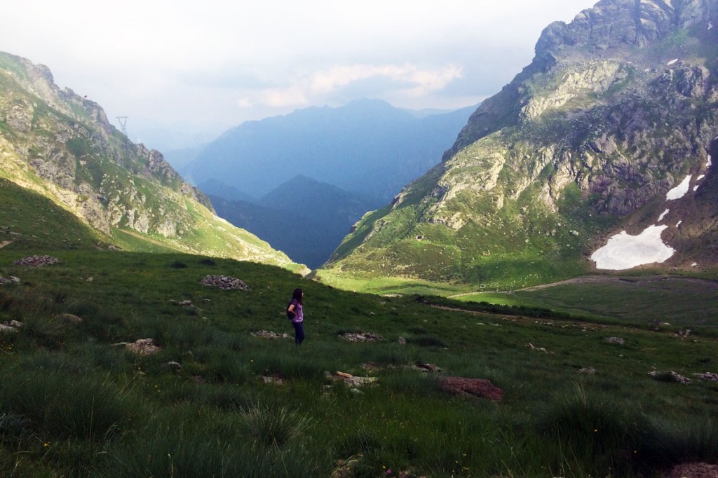 in foto una ragazza riposa lungo la via che conduce al rifugio benigni