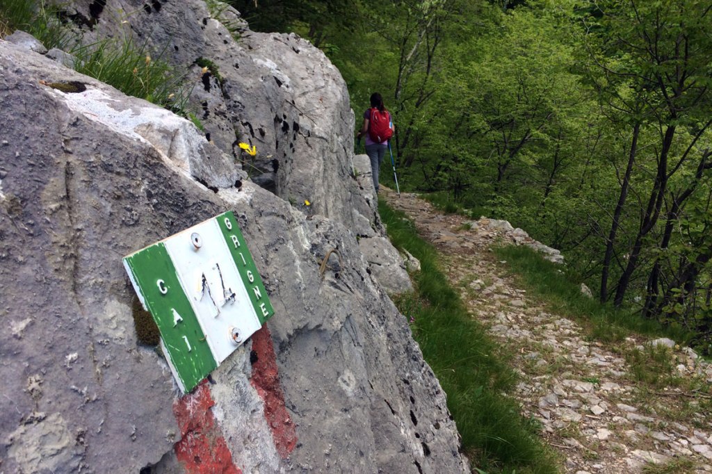 un'escursionista lungo il sentiero che porta al rifugio Elisa, nel parco della Grigna Settentrionale