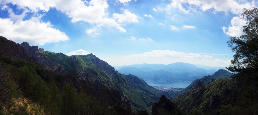 Foto panoramica scattata dal sentiero che porta al rifugio Elisa. Sullo sfondo il lago di Como e Mandello del Lario.