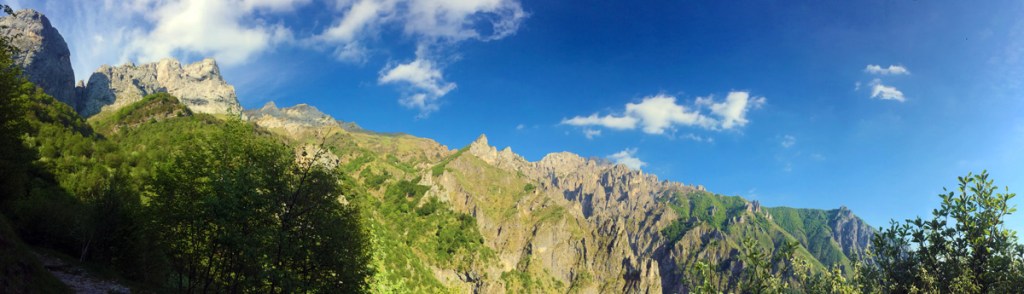 Panoramica del versante ovest della Grigna Settentrionale scattata dal sentiero che conduce al rifugio Elisa