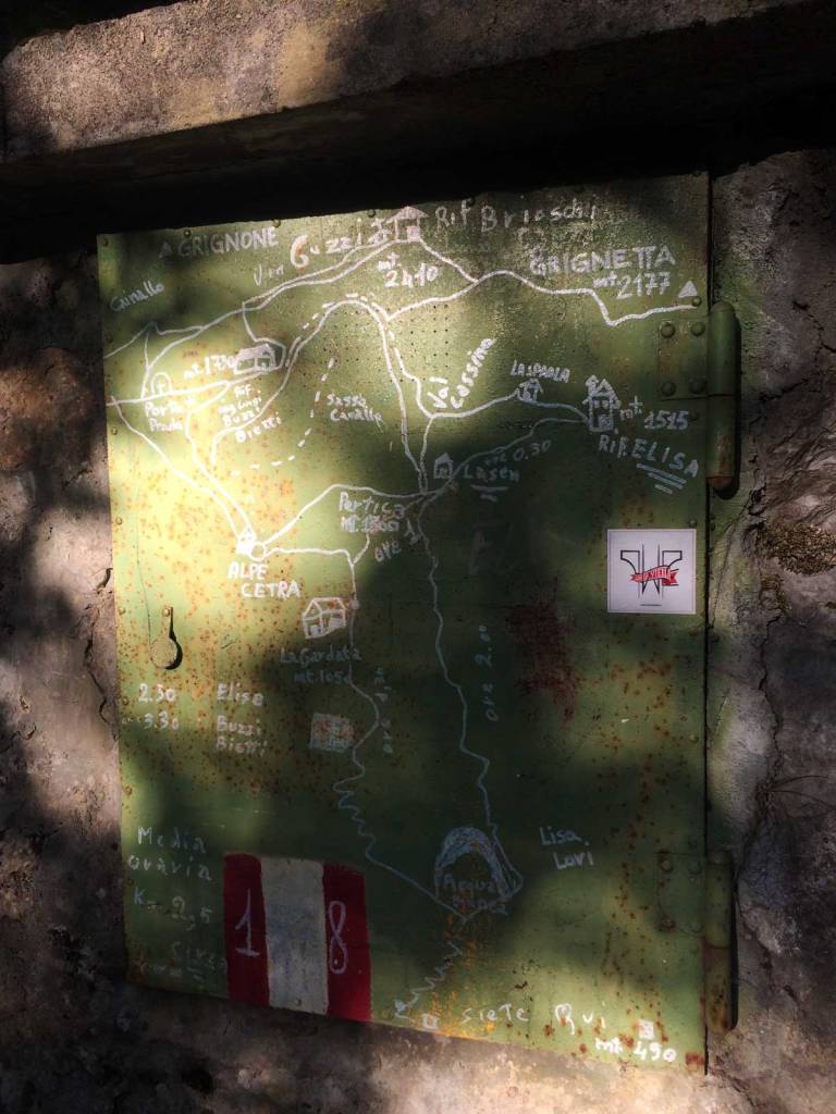 Una mappa dei sentieri del versante nord-ovest della Grgina Settentrionale disegnata su una porta di ferro