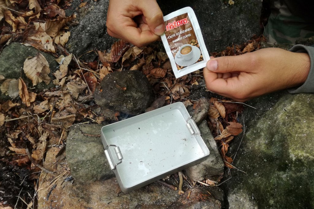 caffè solubile ristora e gavettino in alluminio con acqua calda