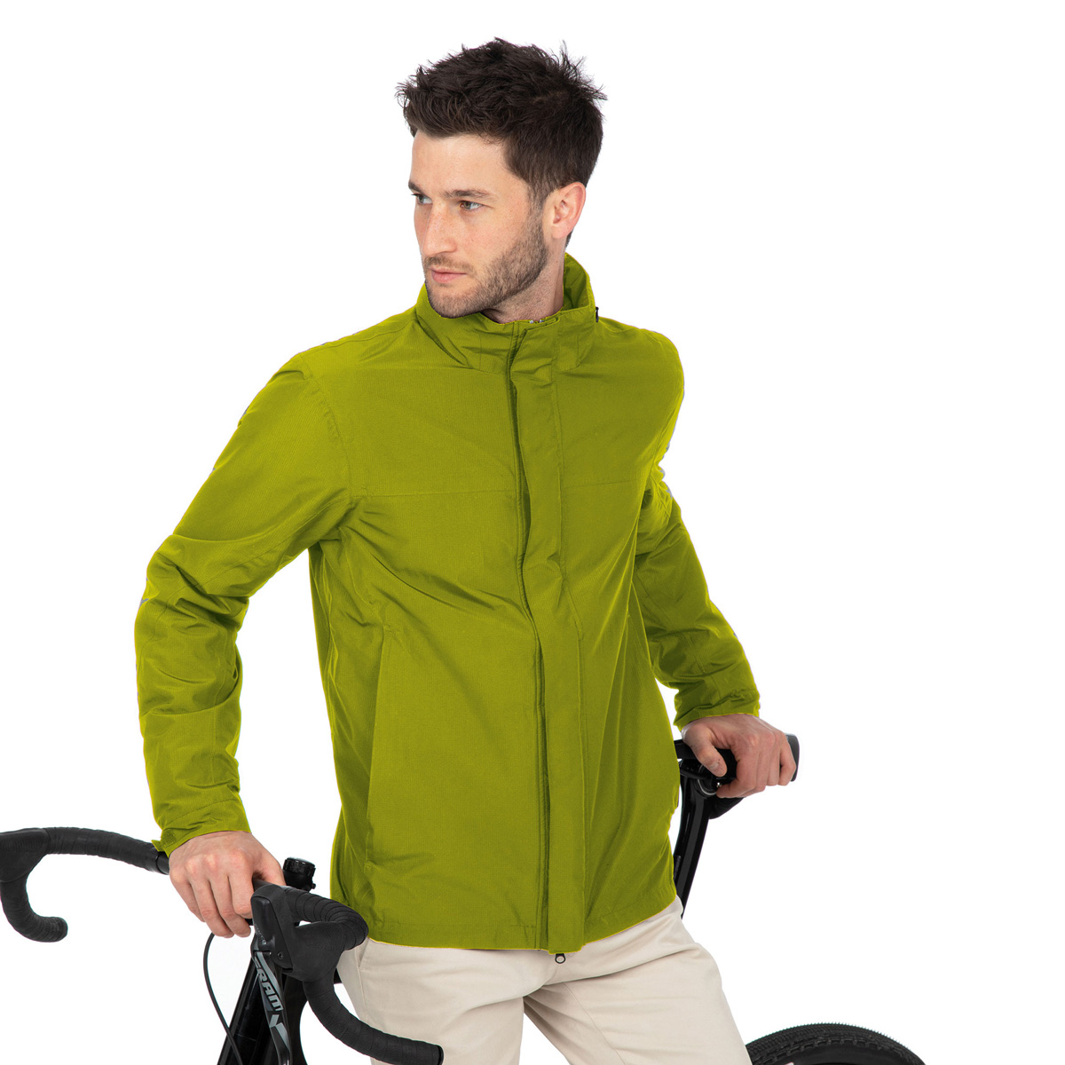 in foto un ciclista urbano indossa una giacca impermeabile antipioggia tucano urbano collezione tubike