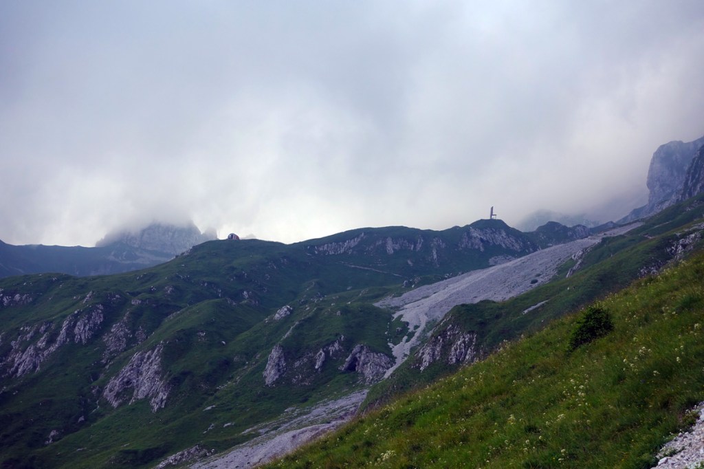il sentiero che conduce alla cappella savina e al bivaco città di clusone