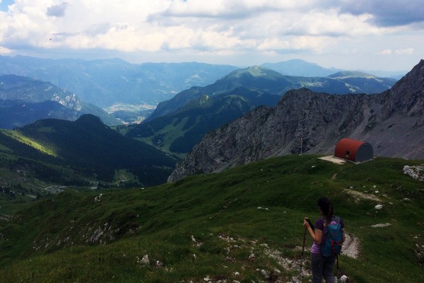 un escursionista raggiunge il bivacco città di Clusone in Presolana