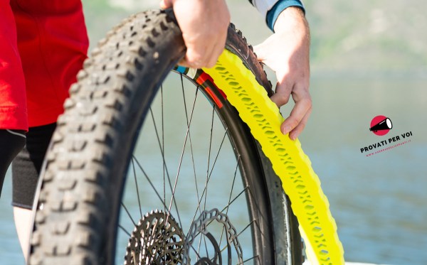 in foto il montaggio dell'inserto salva cerchio per ruote mtb