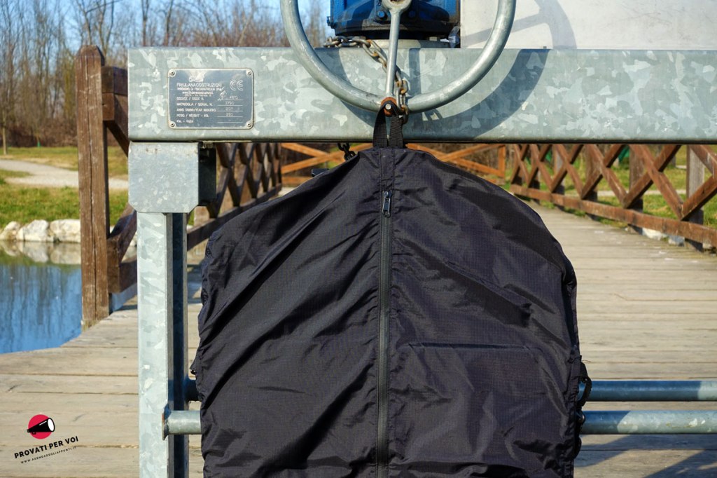 una custodia porta abiti antipioggia per bicicletta fotografata all'aperto al parco della rosa camuna a lainate