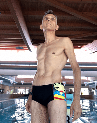 in foto un nuotatore in piscina con costume slip