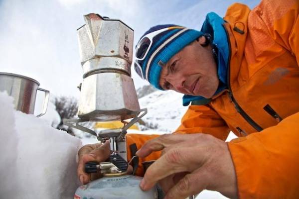 simone moro alpinista arrampicatore prepara un caffè sul nanga parbat