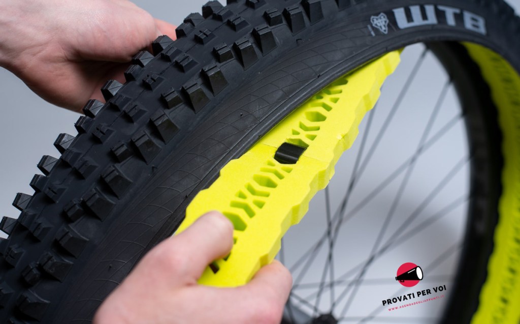 in foto la fase del montaggio dell'inserto per la salvaguardia del cerchio mtb all'interno del pneumatico