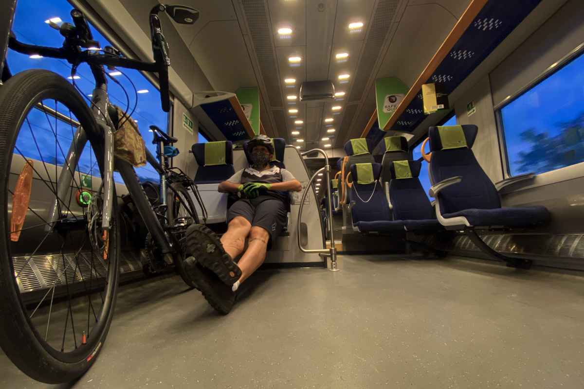 un ciclista pendolare con la sua bicicletta gravel bike su un treno