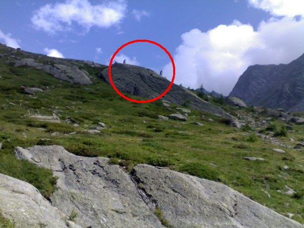 placche di roccia e pascoli verdi