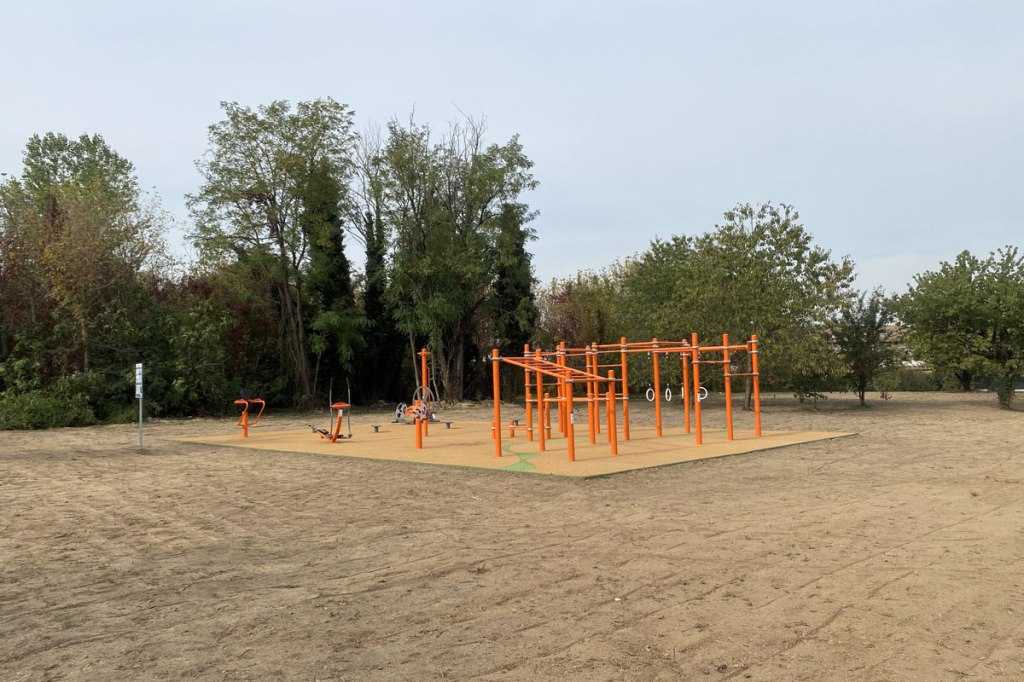 attrezzature per praticare fitness all'aria aperte installate in un parco pubblico
