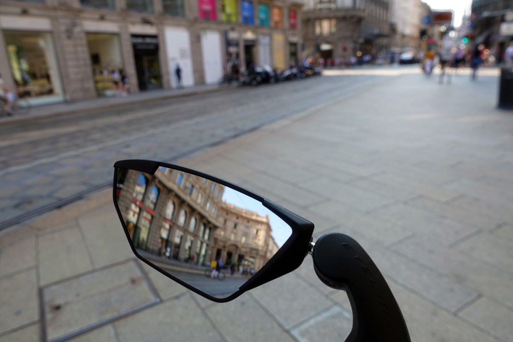 un palazzo riflesso nello specchietto retrovisore di una bicicletta
