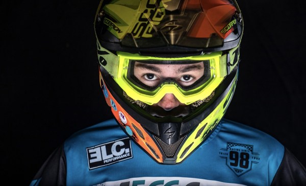 un pilota di motocross pronto per la gara