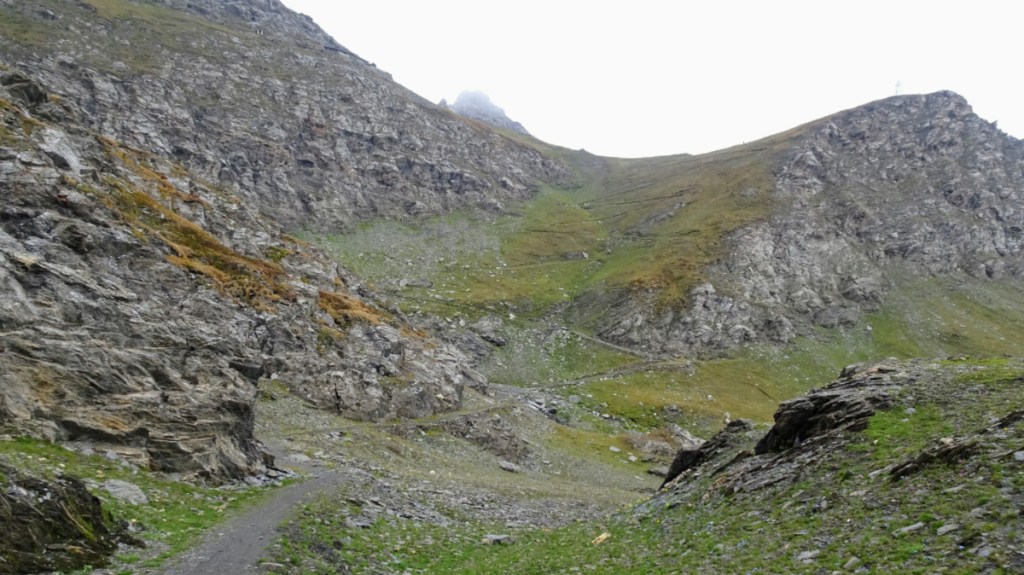 sentiero di montagna tra le rocce