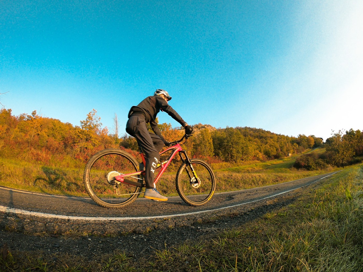 un ciclista una bicicletta percorre una pista ciclabile