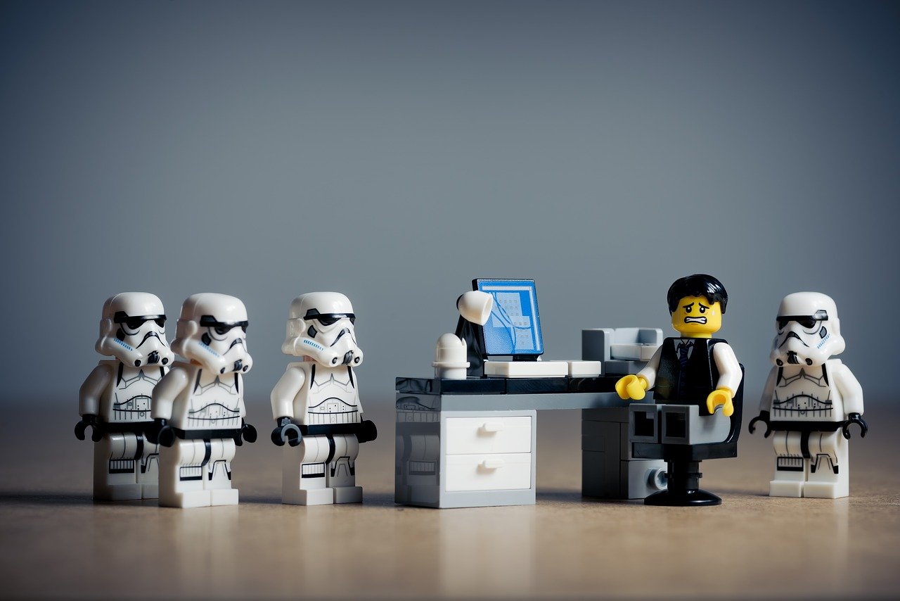 personaggi Star Wars lego e un impiegato in ufficio