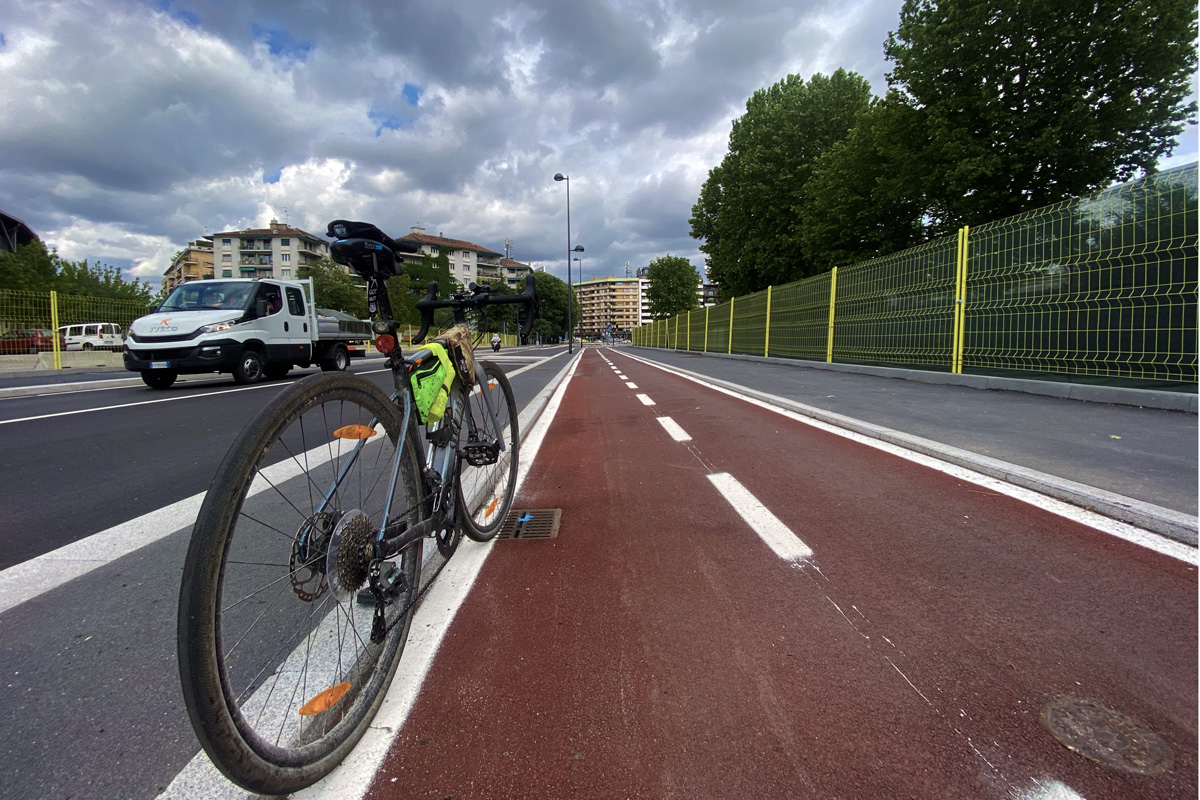 bicicletta su una pista ciclabile e un furgone sulla sede stradale