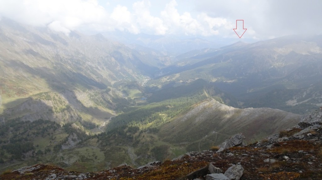 vista panoramica di una vallata tra le montagne