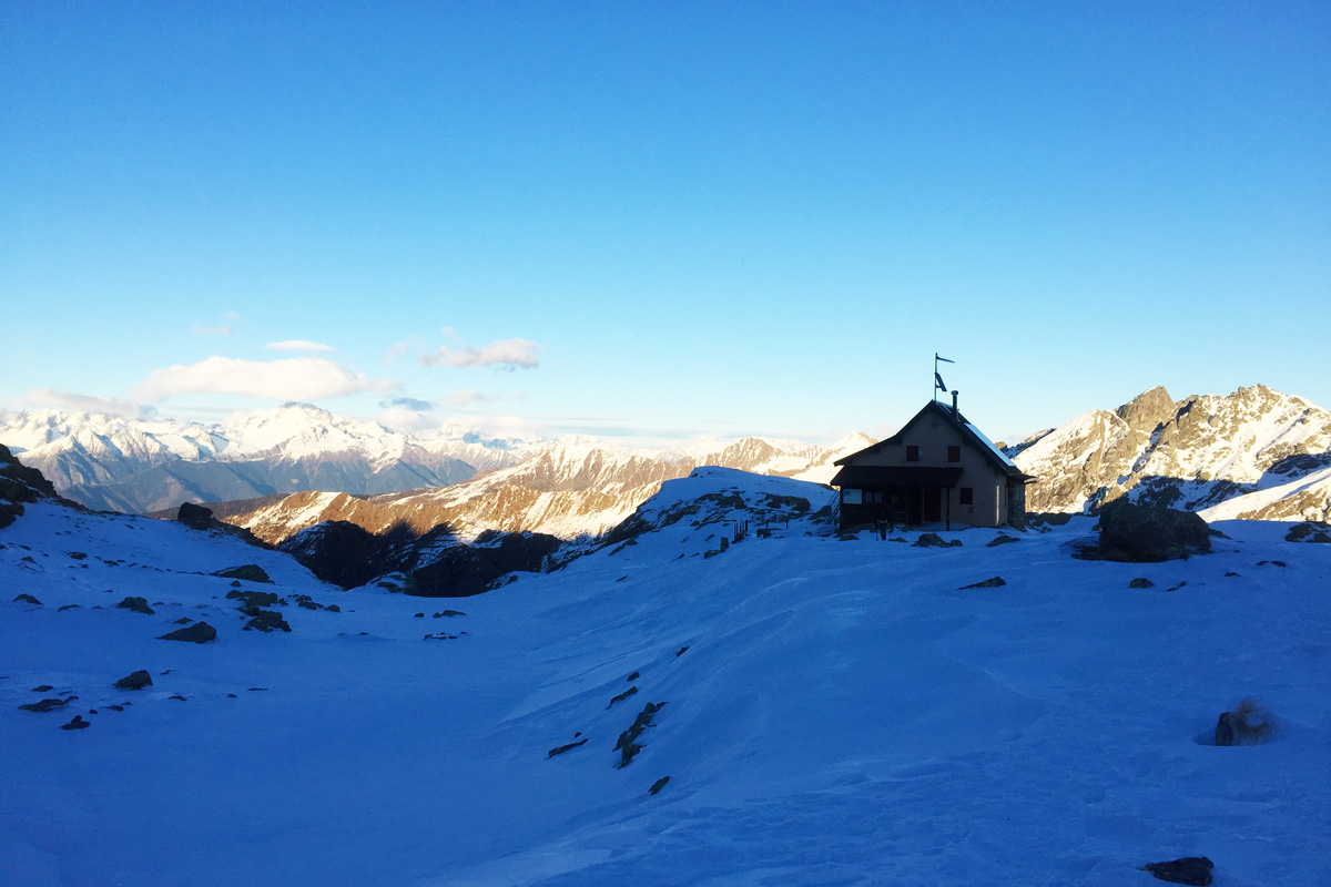 un rifugio in quota coperto dalla neve