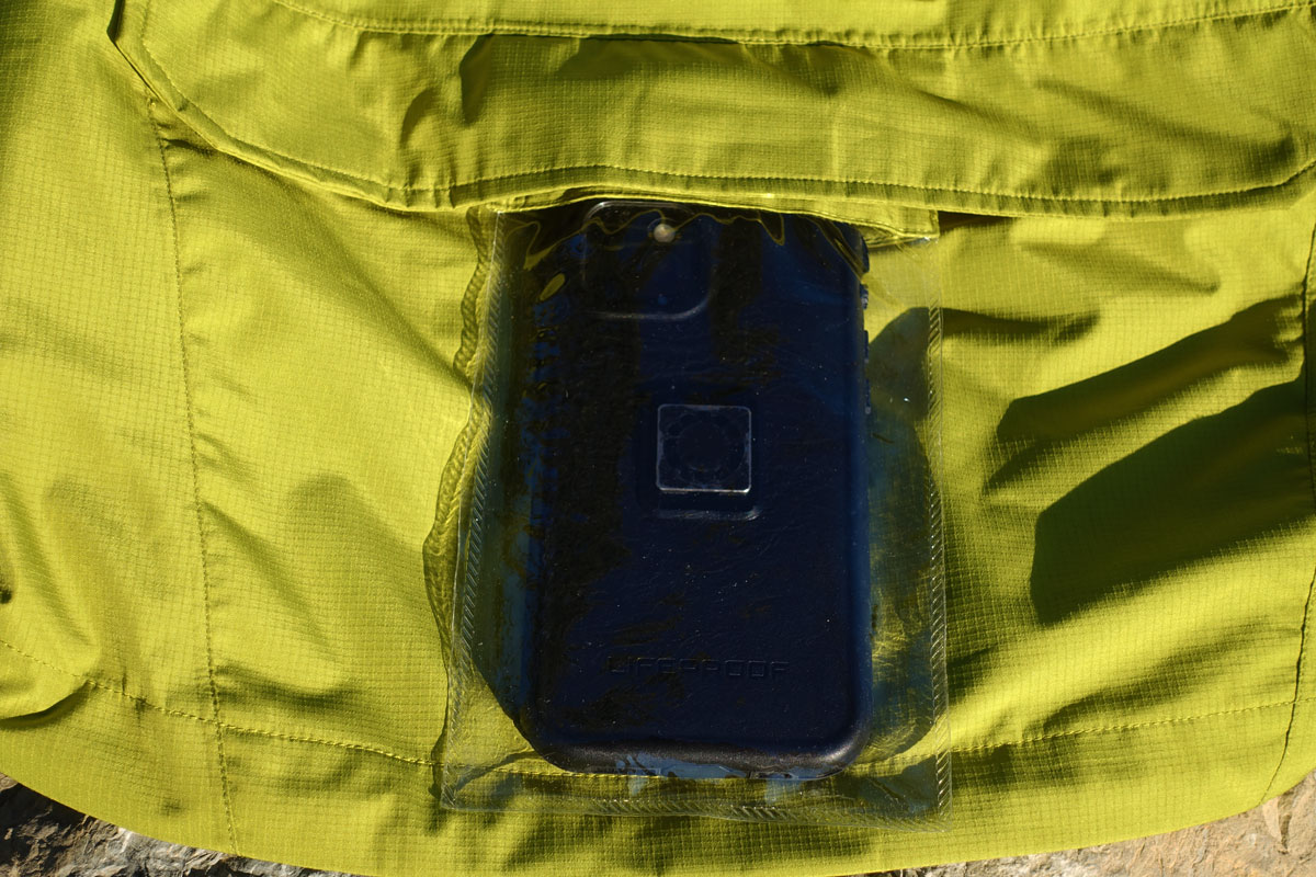 uno smartphone all'interno di una tasca trasparente