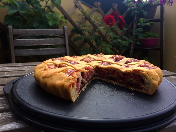 una crostata di fragole a strati di fragole fresche e marmellata di fragole