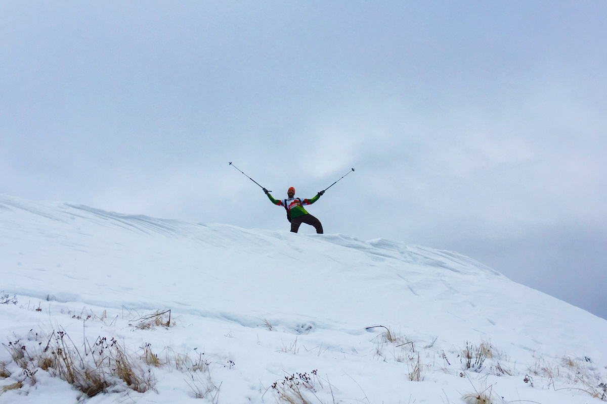 escursionista, neve, cielo nuvoloso