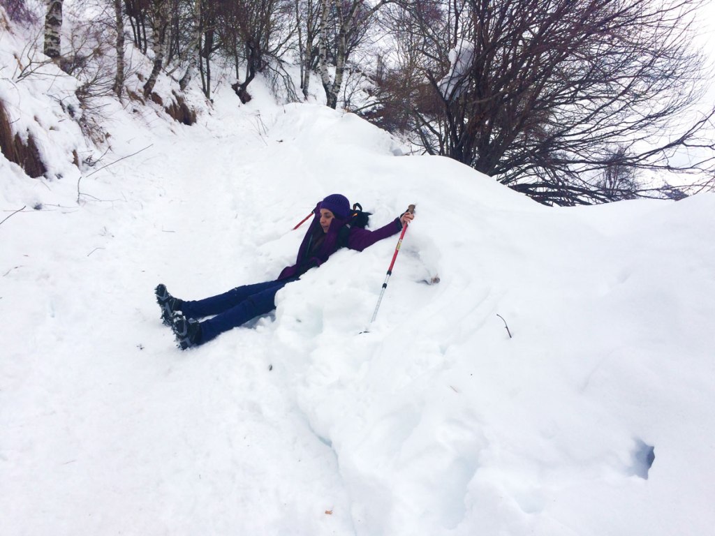 neve ragazza escursionista alberi