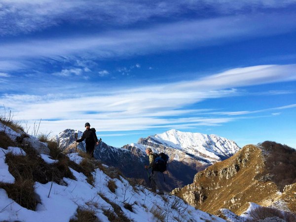 due escursionisti in salita su un sentiero di montagna