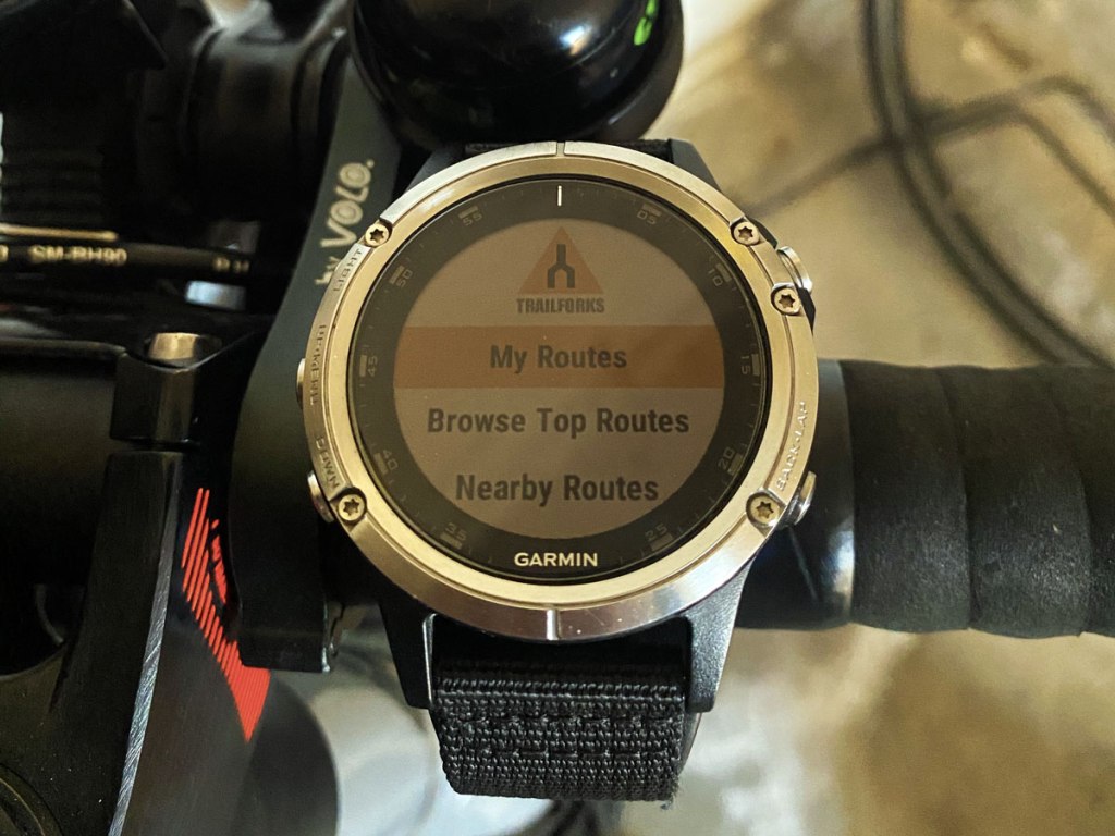 un orologio con funzioni GPS per seguire gli itinerari a piedi e in bicicletta