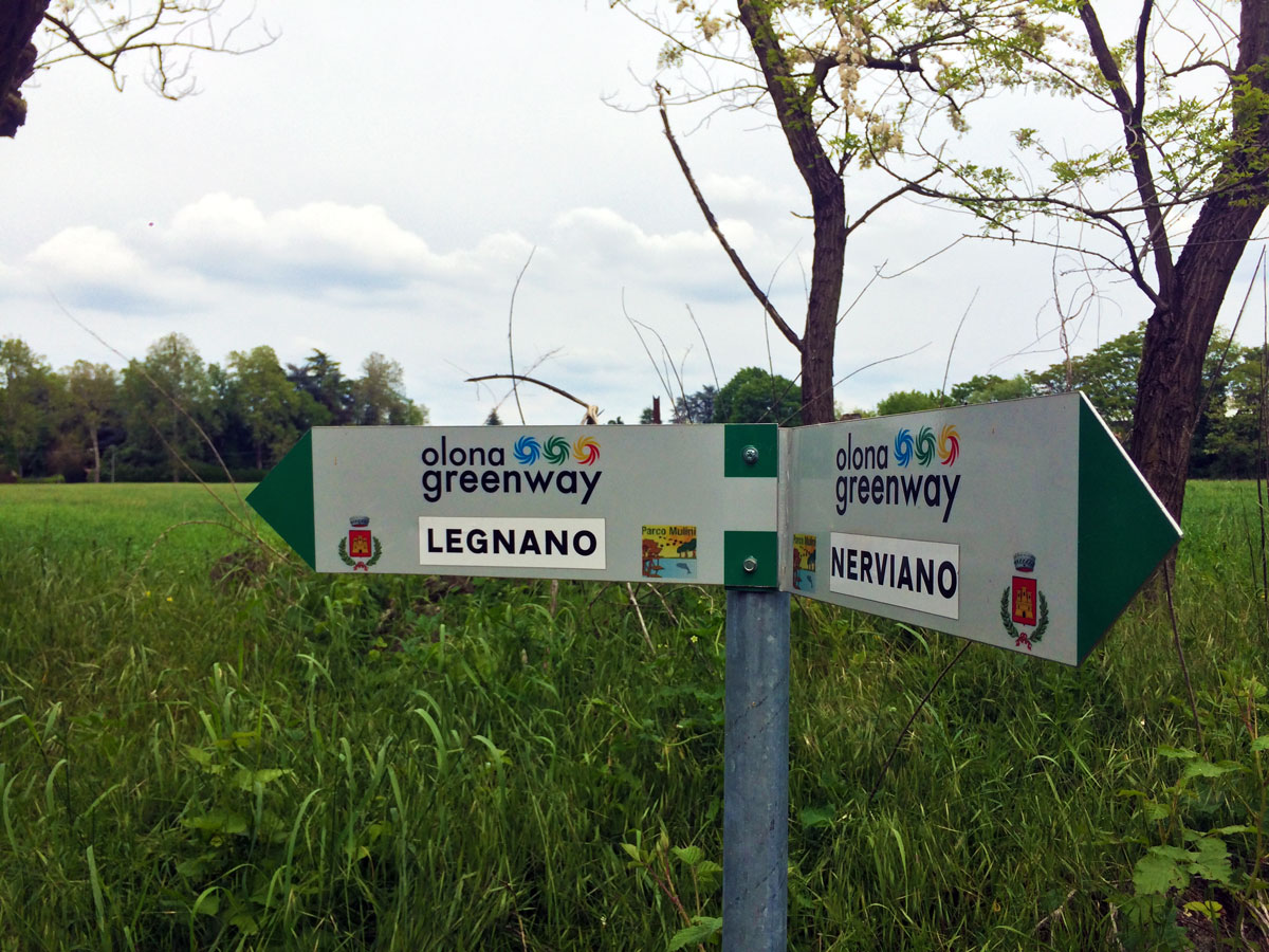 due cartelli indicano il percorso dellìOlona Greenway