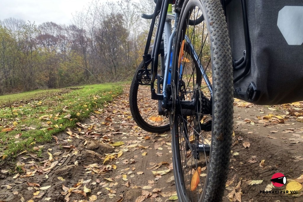 una bicicletta gravel bike su una strada campestre
