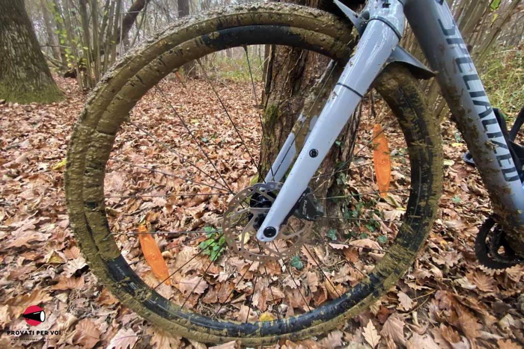 uno pneumatico per bicicletta coperto di fango