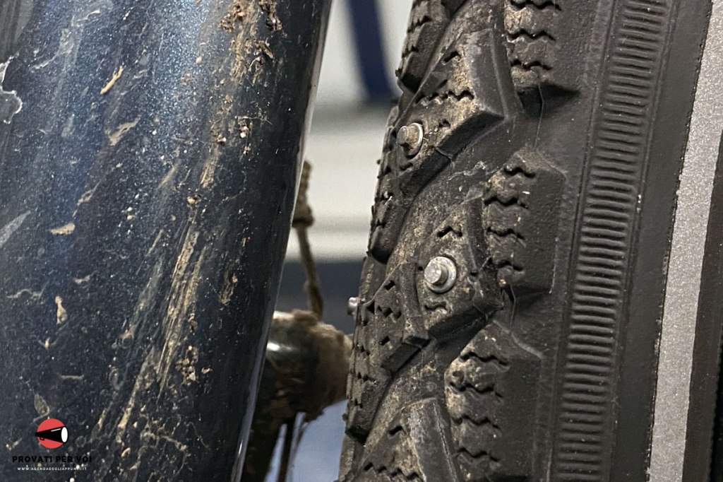primo piano sul battistrada invernale chiodato di uno pneumatico per bicicletta