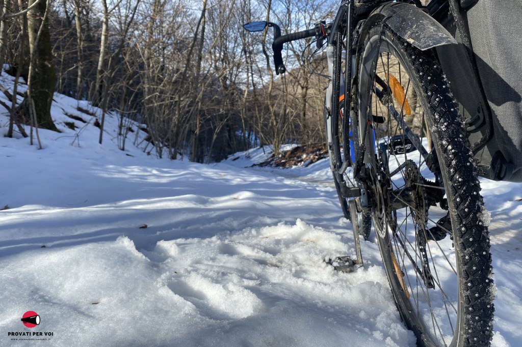 una bicicletta sulla neve dei sentieri del Parco Regionale del Campo dei Fiori di Varese