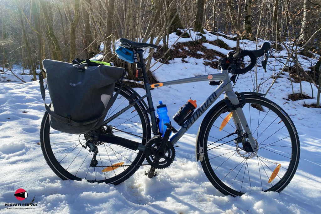 una bicicletta gravel bike sulla neve