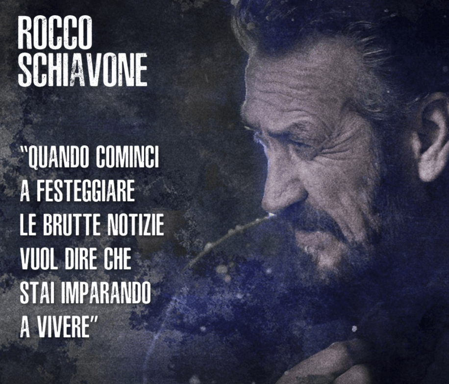 un'immagine con scritta che rappresenta Rocco Schiavone e una massima tratta da uno dei suoi telefilm