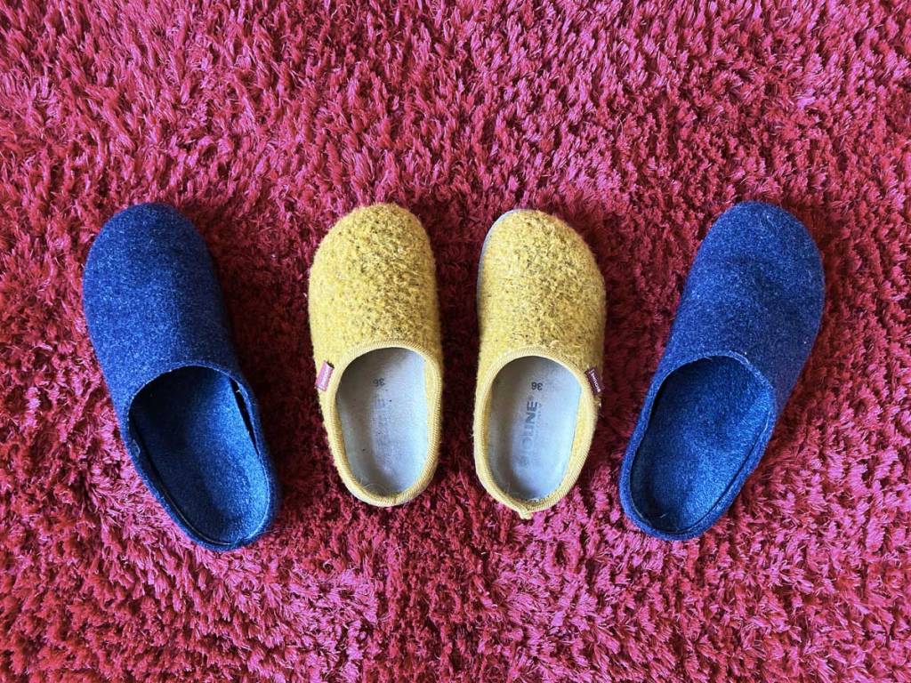 un gruppo di pantofole colorate fotografate su un tappeto rosso