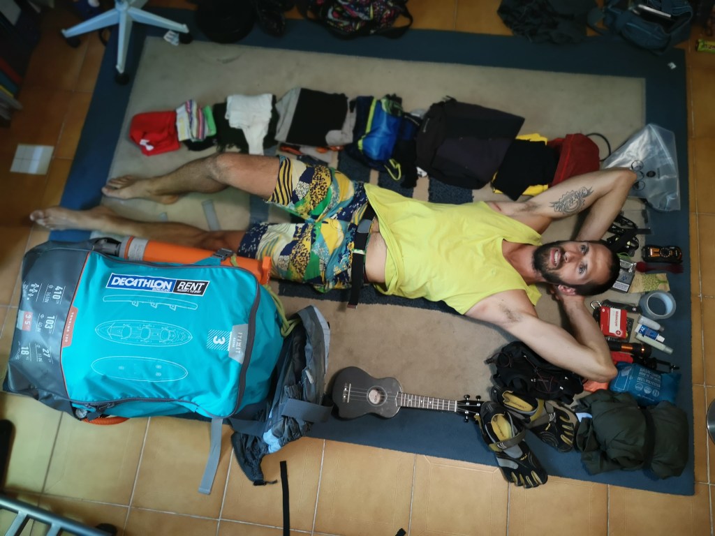 Foto con tutta l'attrezzatura necessaria per l'avventura