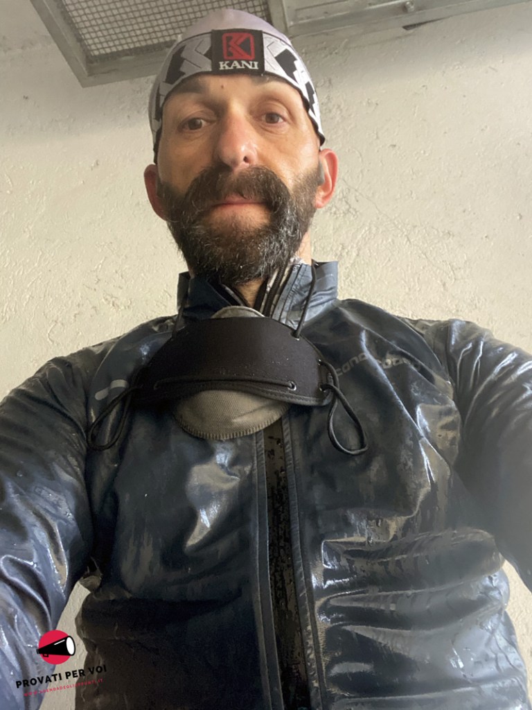 giacca antipioggia bagnata, un muro bianco sullo sfondo