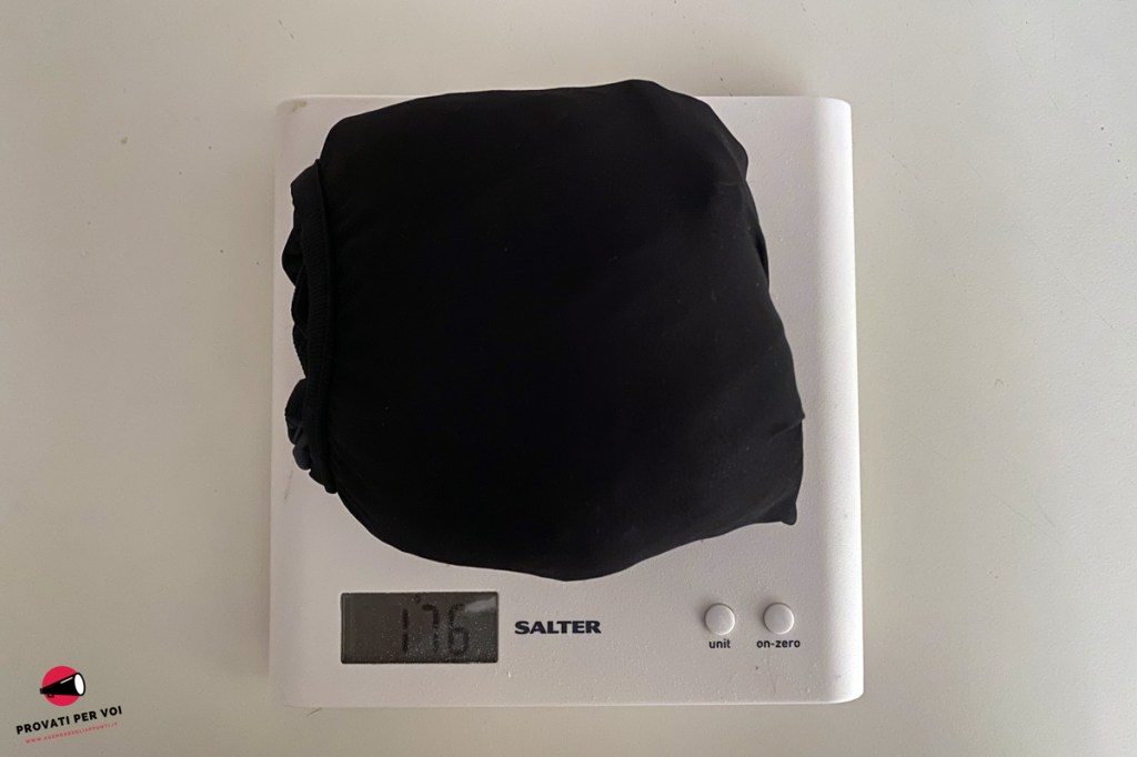 Una giacca da bicicletta raggomitolata e messa su una bilancia digitale per verificarne il peso esatto