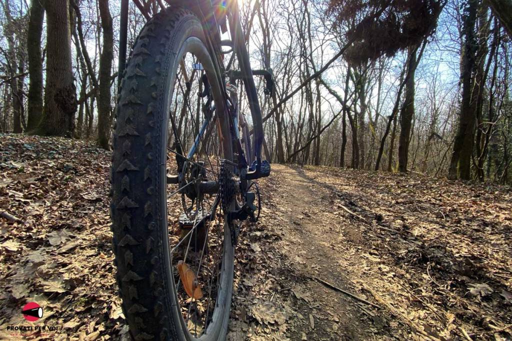 una bicicletta gravel bike su un sentiero alle porte di Milano