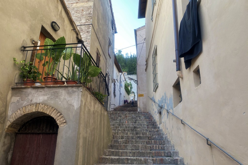 scale in pietra tra le case di un borgo