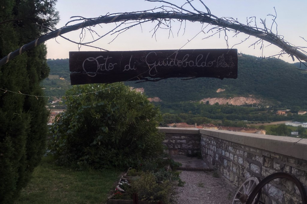 l'insegna di un orto biologico annesso ad un ristorante